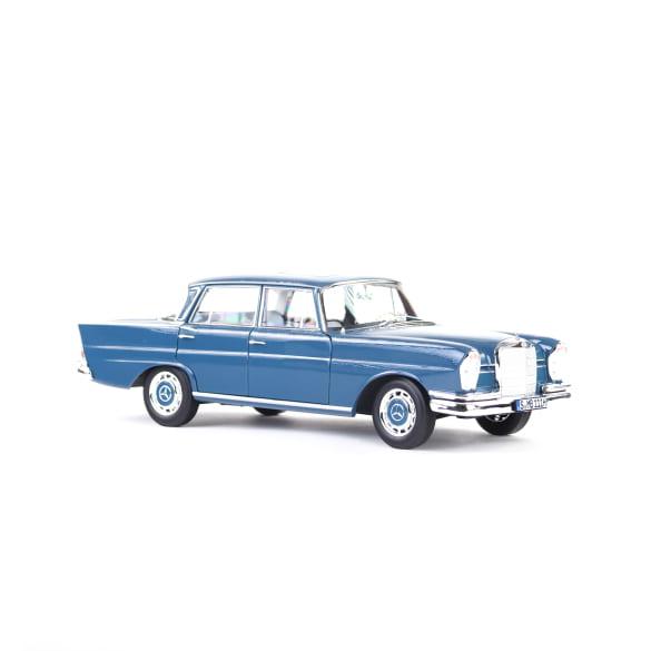 Mercedes-Benz 1:18 scale model car 220 S W111 blue B66040723 Review