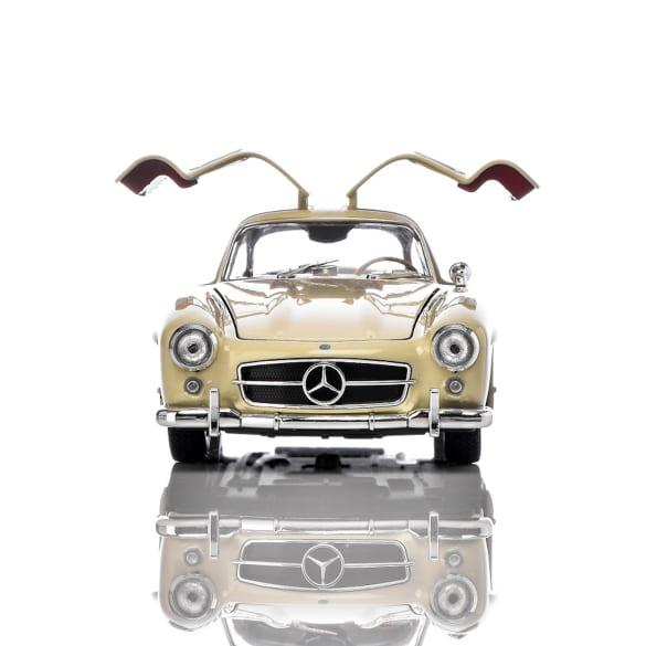 Mercedes-Benz 1:24 model car 300 SL W198 gull-wing door beige B66057953 Review